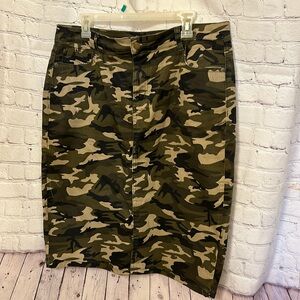 Jade Mackenzie ladies xl camouflage skirt